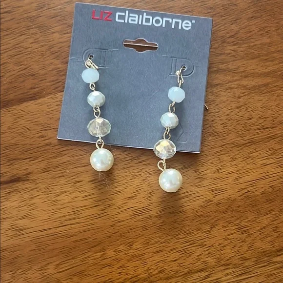 Liz Claiborne White Pearl Jewelry Set - Picture 2 of 9